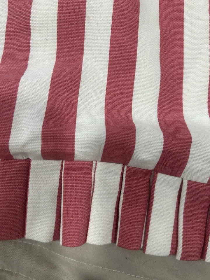 3 Crosscill Hm 粉色(浅红色)和白色条纹荷叶边枕头 Sham 31 x 31。 — 第 2/4 张图片