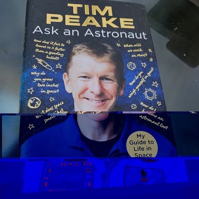 Ask an Astronaut: My Guide to Life in Space (Official Tim Peake Book)-Tim Pea