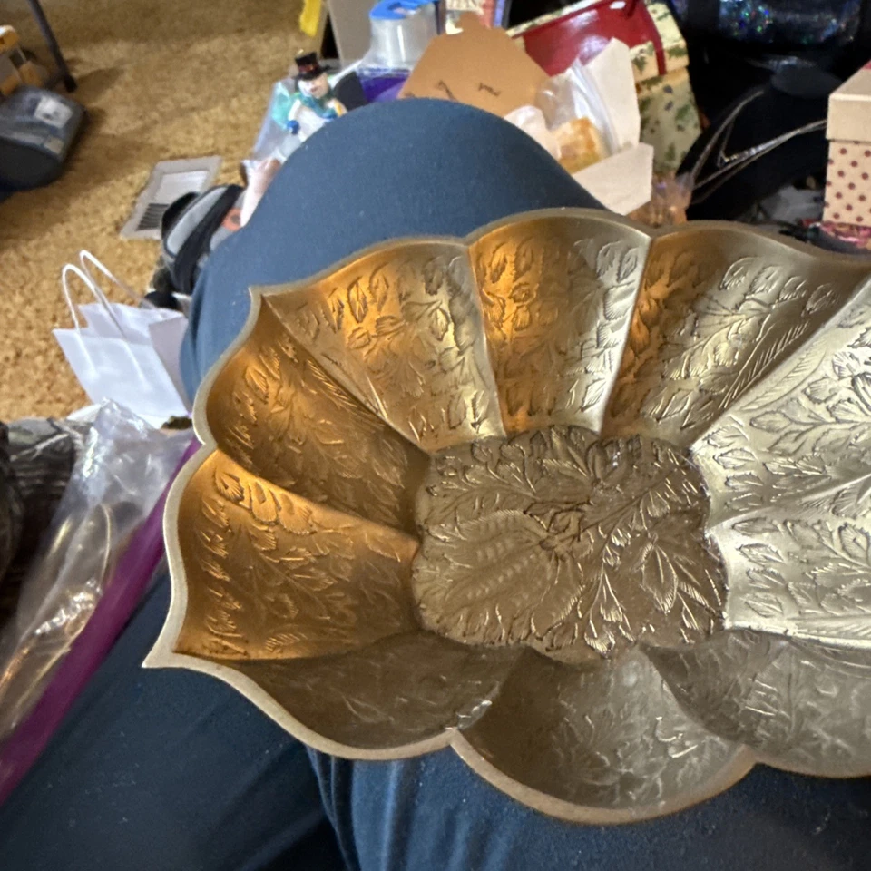 Cuenco vintage con patas de latón hecho en la India grabado floral  Foto 2 de 4