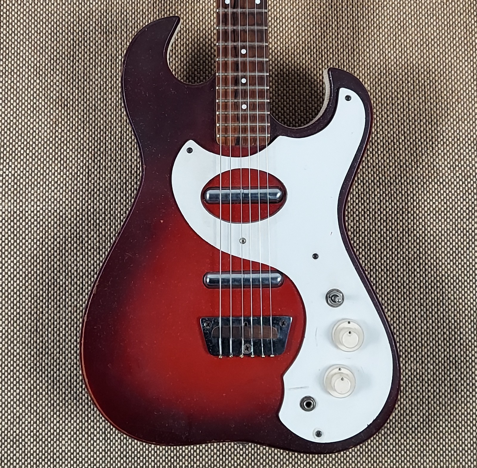 1960??s Silvertone 1457 Vintage Guitar w /  Amp-in-Case (401)