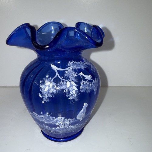 Jarrón Fenton azul cobalto firmado T. Neader niña con gato y pájaro pegatina original - Imagen 3 de 8