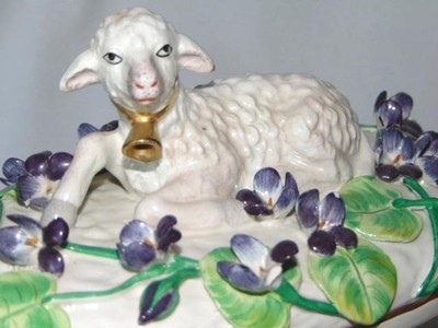 Vintage MOTTAHEDEH Painted Ceramic RECLINING LAMB EASTER Box, Italy, I. MAGNIN