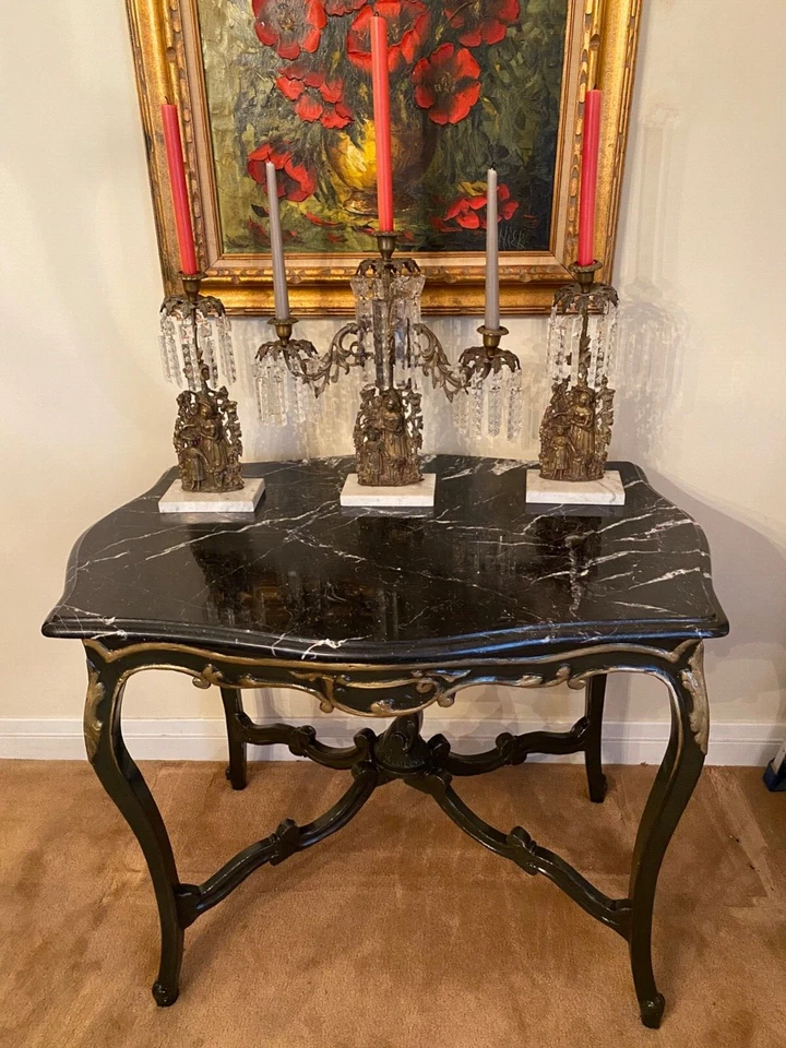 Antigua mesa superior de mármol, mesa de acento italiano, en forma de tortuga, negra y dorada Foto 4 de 4