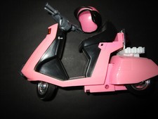 BZ-27) ROSA VINTAGE BARBIE SKIPPER MOTOR BIKE SCOOTER MOTORROLLER+HELM MATTEL