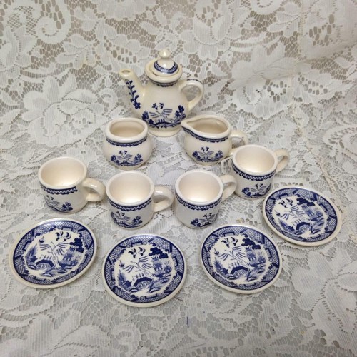 Vintage, Blue Willow, 13pc Child’s Tea Set - Brown Wicker Basket - Picture 3 of 12