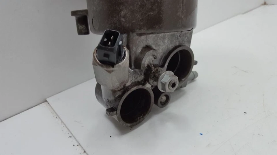 Carcasa adaptador filtro aceite 1995 96 97 98 BMW 740iL Foto 3 de 4