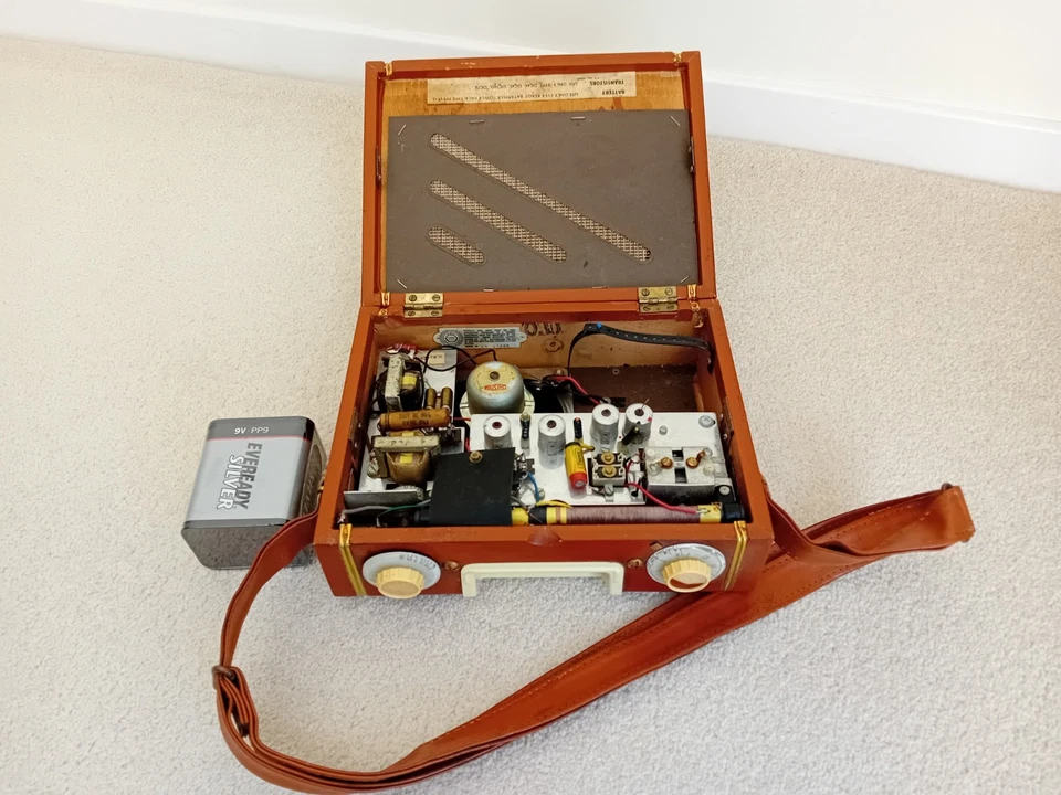 Ever Ready Sky Leader Transistor Radio 1958 with strap & new battery. Working - Image 3 of 4