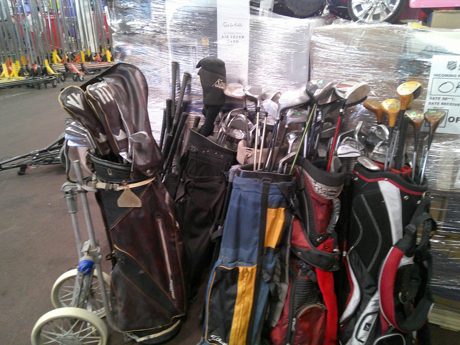 Large Lot Of Assorted Golf Clubs And Bags!!!!! LOCAL PICKUP ONLY