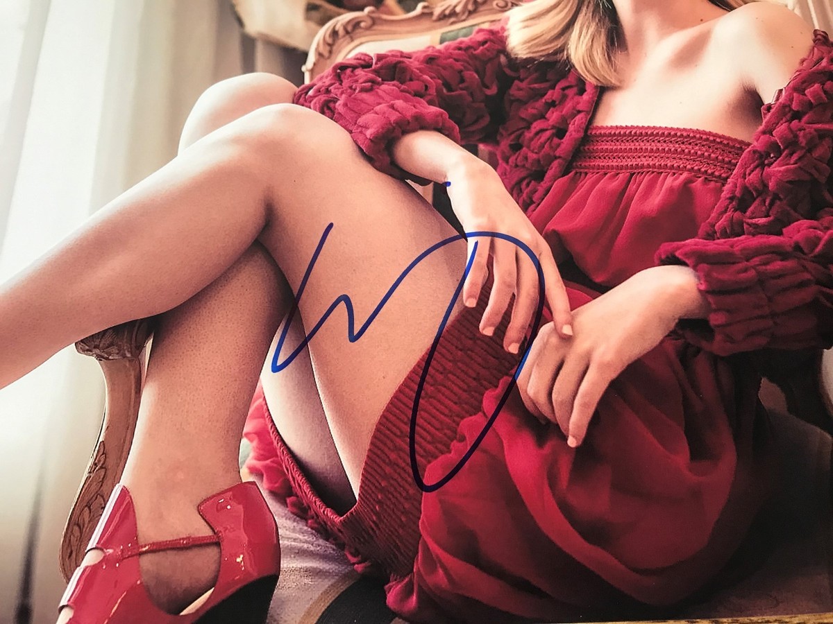Elle Fanning Autographed 11x14 Photo Sexy Maleficent The Neon