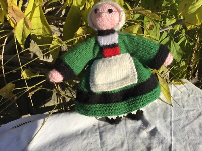 ALTE HANDGESTRICKTE WOLLSCHALE UNTERSEITE ENGLISCHER STICKEREI HT 22