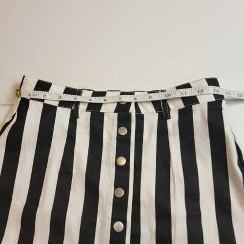 Falda para mujer Elle Rae, M, a rayas blancas y negras con frente plateado a presión, corta, nueva con etiquetas - Imagen 7 de 10