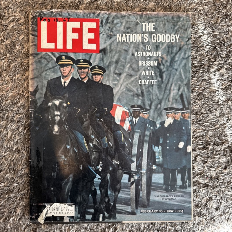 1967 LIFE magazine 2/10/67, NASA Apollo 1 tragedy, astronauts memorial