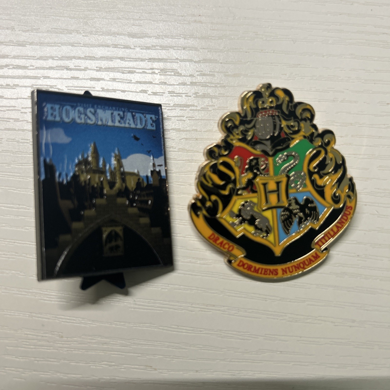 Harry Potter Pin Set - Hogwarts & Hogsmeade Logo Pins Universal Studios