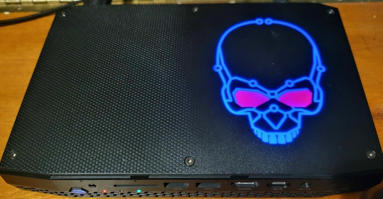 コンディション良好Intel Nuc 8 HADES CANYON