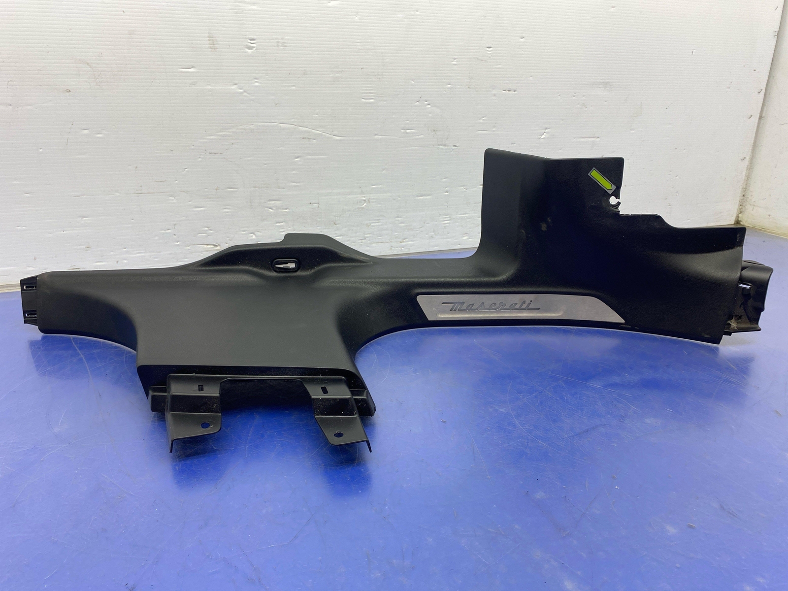 2017-2020 MASERATI LEVANTE M161 OEM LEFT REAR DOOR SCUFF PLATE TRIM *BROKEN TAB*