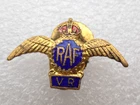 Vintage WW2 RAF V.R. ROYAL AIR FORCE VOLUNTEER RESERVE Gilt & Enamel Lapel Badge