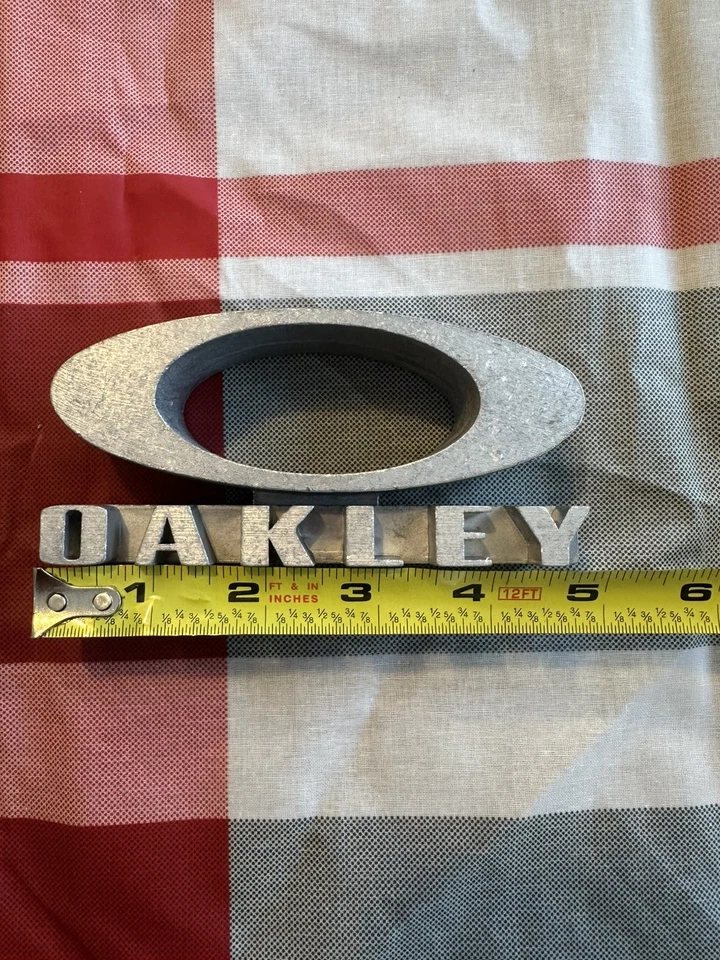 Bloque de exhibición Oakley auténtico con logotipo de metal 3D (20 disponibles) Foto 4 de 4