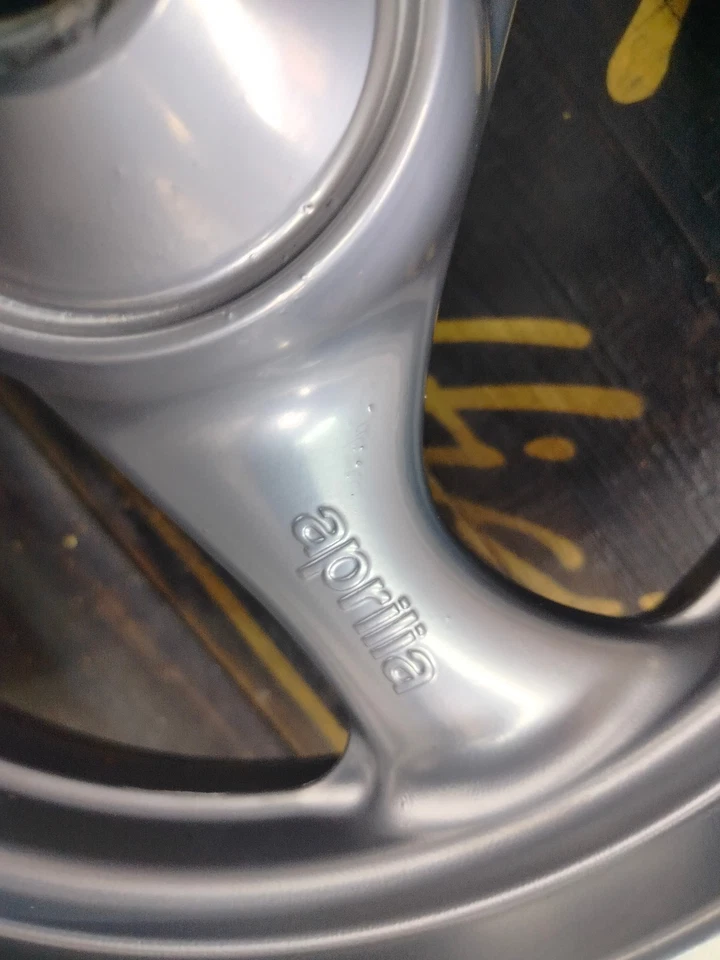 TO-R3708 - CERCHIO RUOTA ANTERIORE ARGENTO APRILIA SR 50 1994-1996 - 8208376 - Immagine 2 di 4