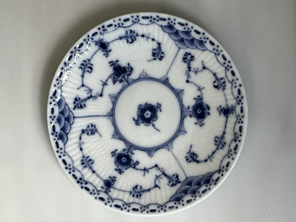 Xícara plana canelada azul Royal Copenhagen com pires chá café #528 - Imagem 2 de 4