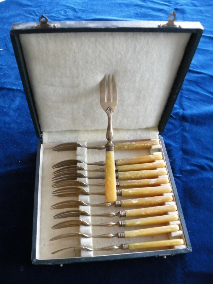 12 Fourchettes à dessert anciennes Art déco métal doré manche bakélite, écrin - Photo 4/4
