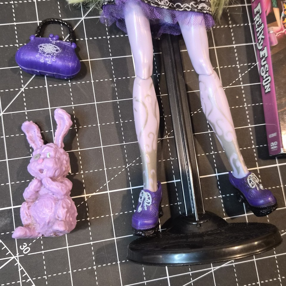 Monster High Twyla 13 Wishes w Accessories Pet Purse Stand + Freaky ...