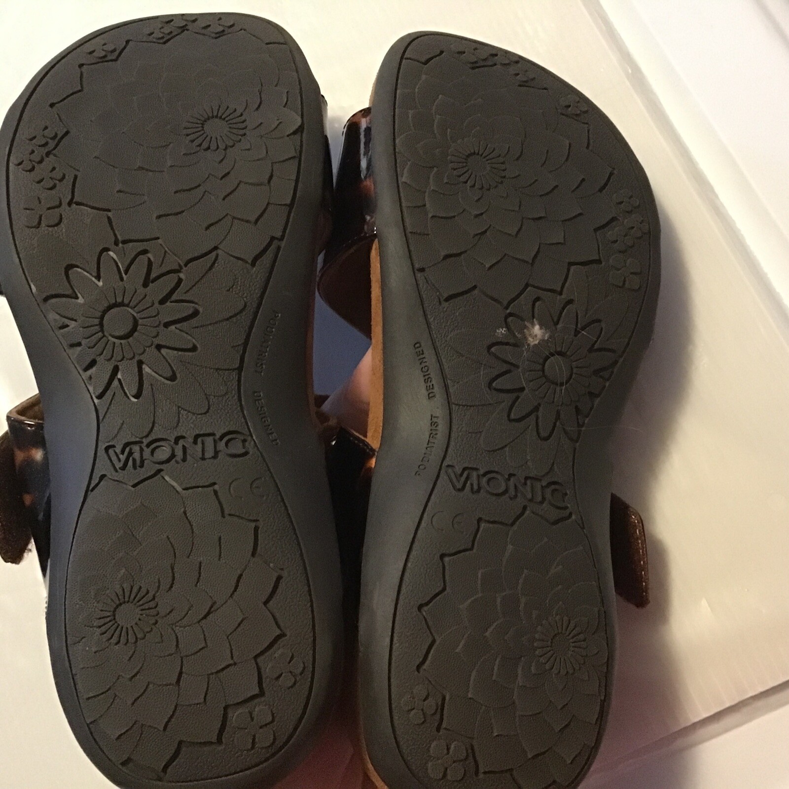 VIONIC Tortoise Patent Adjustable Strap Sandals S… - image 5