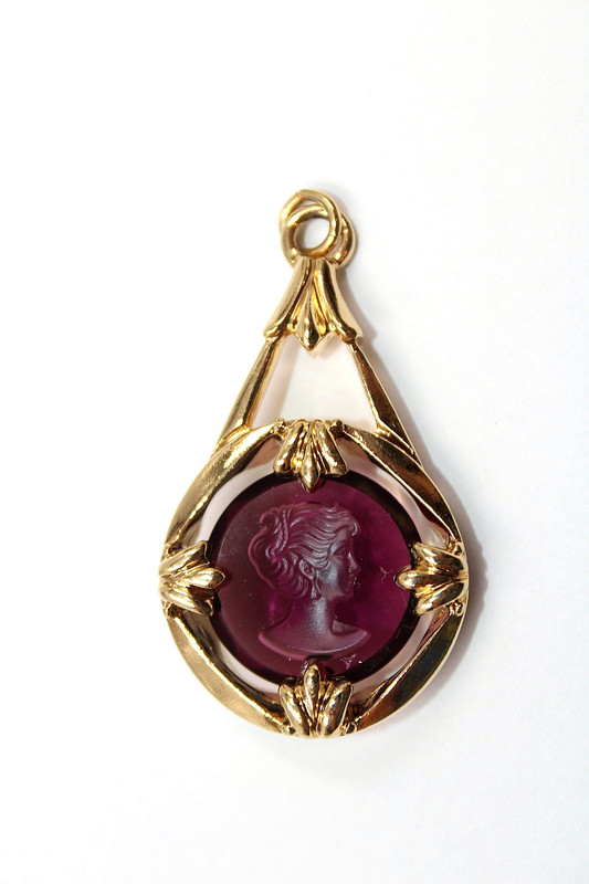 Vtg Avon Gold Tone Cameo Intaglio Necklace Purple Amethyst Glass Pendant 0.75"