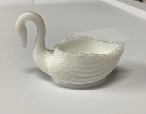 Vintage Milk Glass Swan Figurine Salt Jewelry Ring Dish 3x2.5”