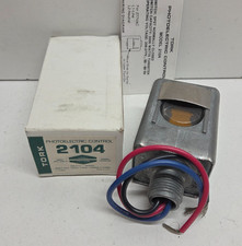 NEW IN BOX TORK 208-277V PHOTOELECTRIC CONTROL 2104