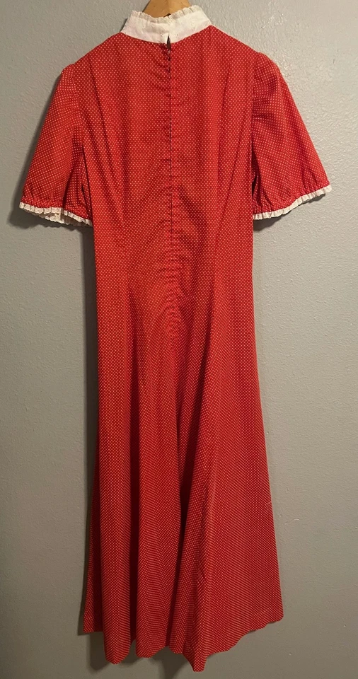 复古红色圆点草原连衣裙女式白色孔眼花边围兜高领 70 年代 — 第 2/4 张图片