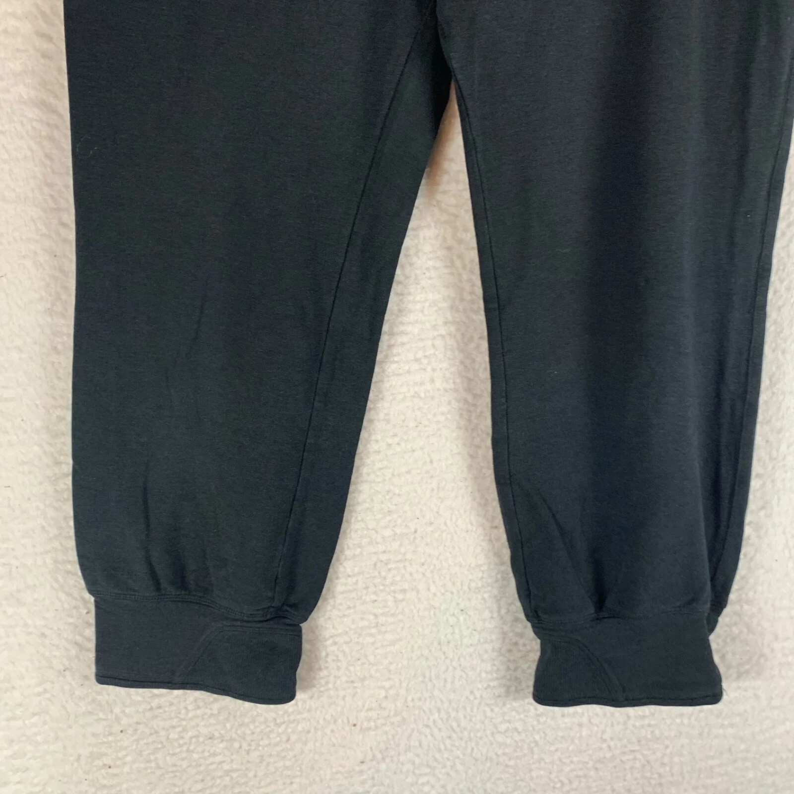 alo-yoga drawstring waistband athleisure capri jogger pants