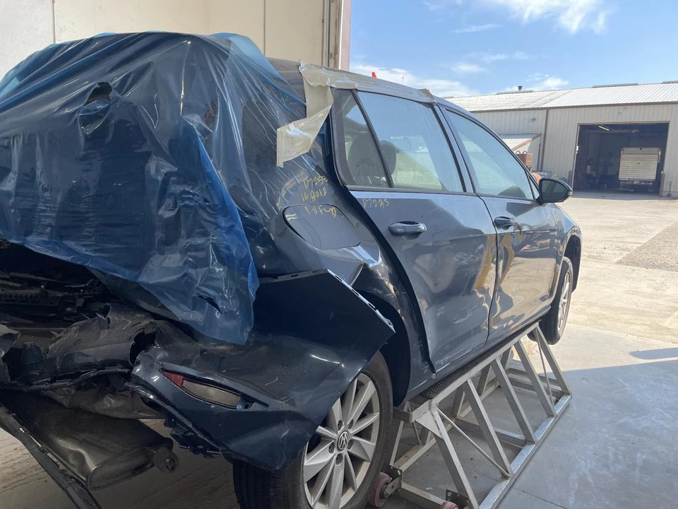 Used Right Headlight Assembly fits: 2016 Volkswagen Golf Htbk Base halogen R. Ri - Image 4 of 4