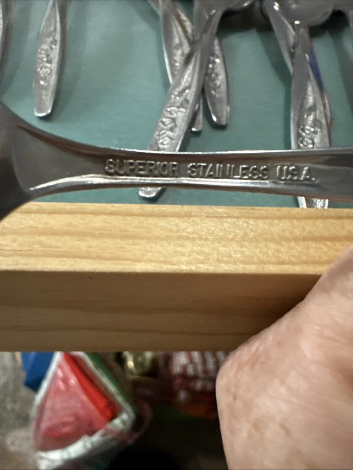 Cubiertos superiores de acero inoxidable EE. UU. rosa radiante 8 tenedores 8 cucharas  Foto 4 de 4