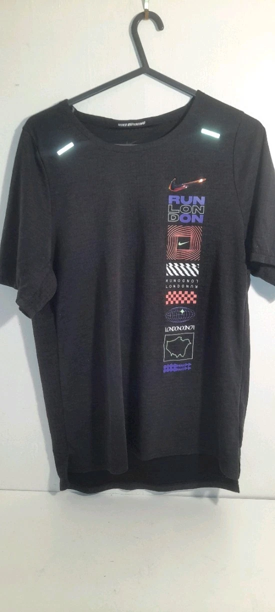 Nike T-Shirt Mens London Rise 365 Short Sleeve Black/Reflective Silver Sz Small
Opens in a new windo