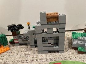 Lego Minecraft The Iron Golem 21123, The Dungeon 21119 , And The Cave 21113 LOT 