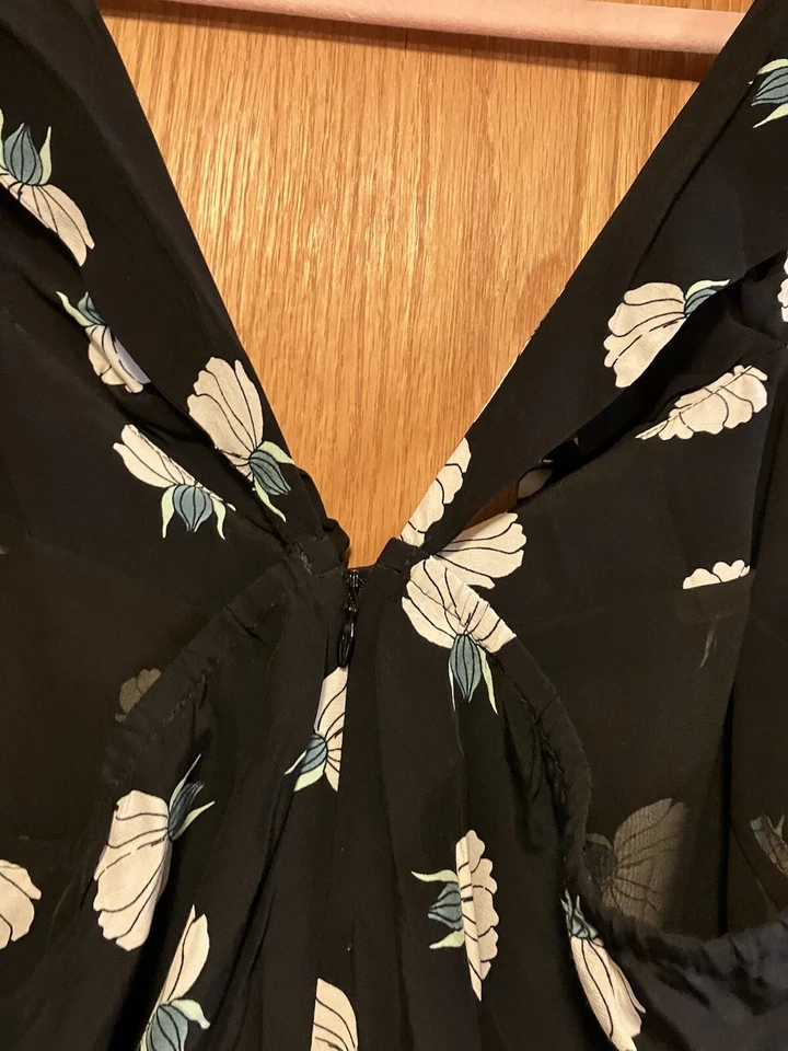 Mono Ann Taylor Loft negro con acento floral, mameluco talla 8 bolsillos rayón Foto 2 de 4