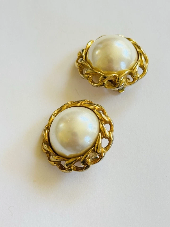 Pendientes Cabujón Perla Firmado Carolee Clip Redondo Regal Diseñador de Alta Gama De Colección Foto 3 de 4