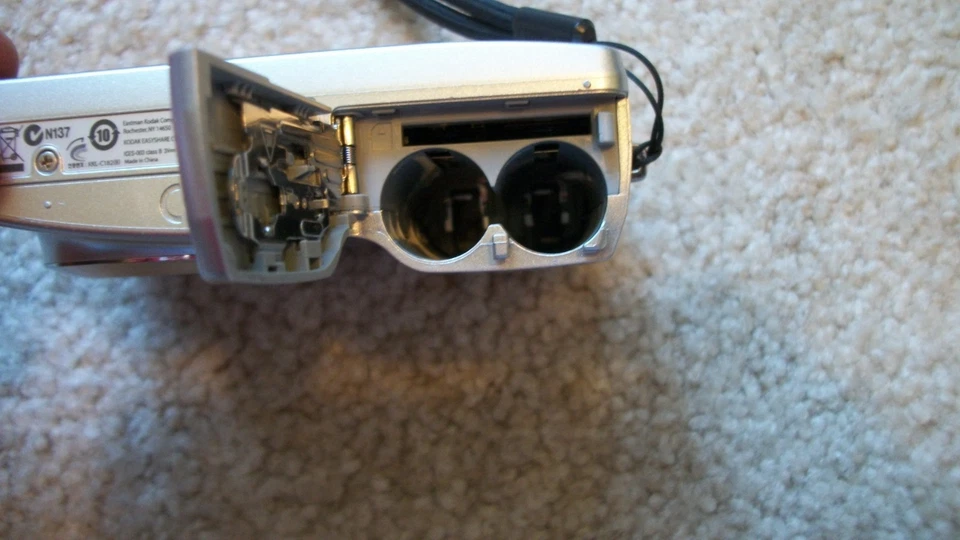 Kodak EasyShare C182 Camera 12 MP Digital Silver 3X Optical Zoom LCD Flash AA - Image 4 of 4