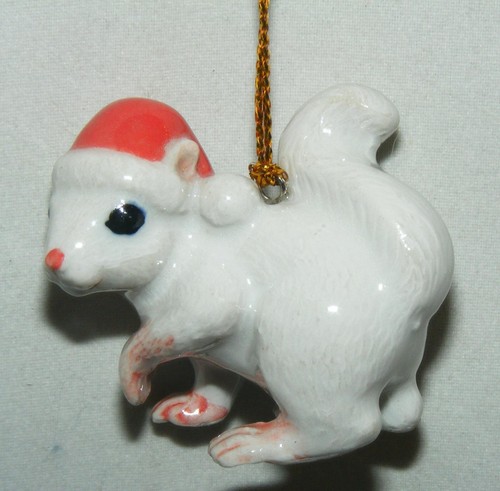 Adorno de Navidad Northern Rose ardilla blanca con sombrero de Santa - Imagen 3 de 6