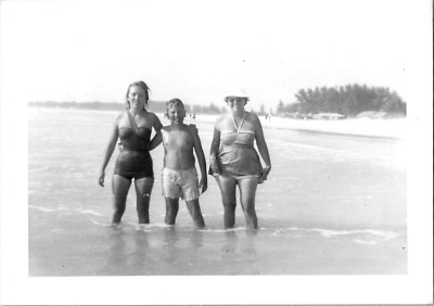 Sexy Curvy Bodacious Big Boob BBW Women at the Beach Risqué 1950s Vintage Photo