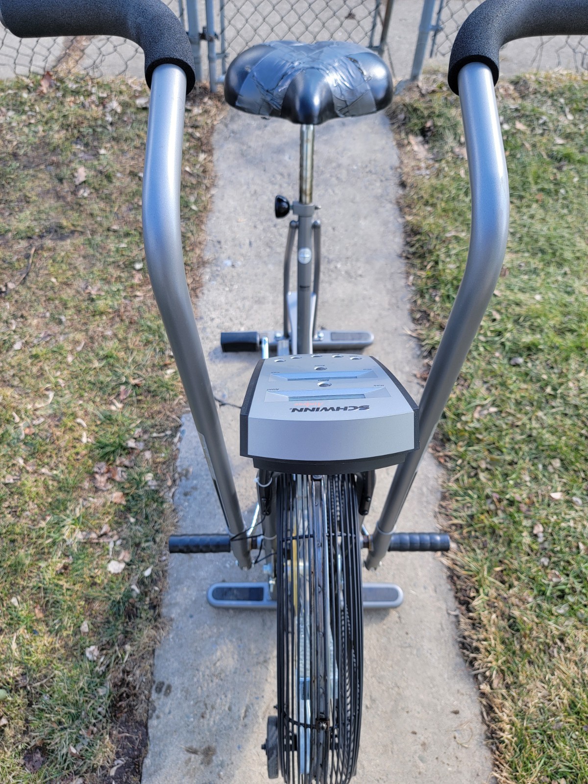 SCHWINN AIRDYNE DUELL ACTION BIKE WITH LCD DISPLAY.