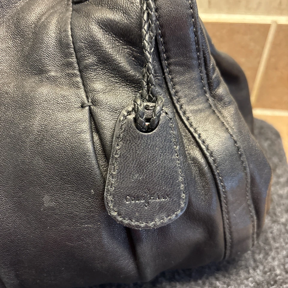 Cole Haan мягкий, черная кожа плиссированные, наплечная сумка, кожаный кисточки розовый внутри - Изображение 3 из 4