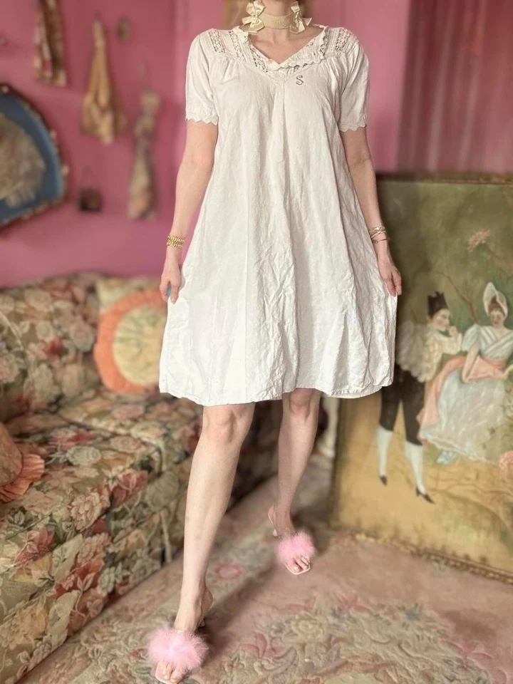 Vestido eduardiano de algodón blanco con inserciones tejidas a mano y monograma, talla S-L Foto 2 de 4