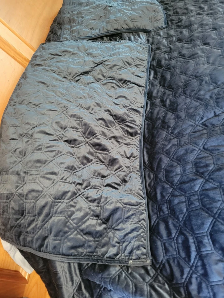 Madison Park Navy Blue Velvet 3-Piece King Comforter Set - NEW - Image 2 of 4