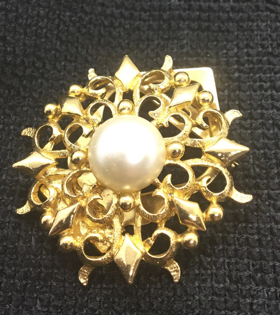 Vintage Costume Jewelry Signed Art 1.5 Inch Pearl Broach Free Ship