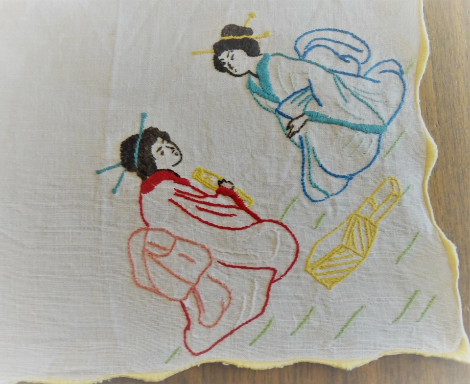 Napperon vintage brodé à la main de Geishas  . 42 cm x 35 cm - Photo 3/4
