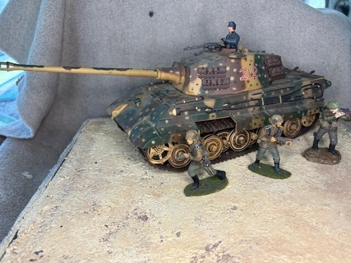 21st Century Toys, German King Tiger + Soldiers, 1/32
