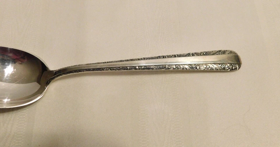 CUCHARA DE SERVIR TOALLA PLATEADA 1934 A LA LUZ DE LAS VELAS 8 1/2", sin monograma, patrimonio familiar Foto 4 de 4