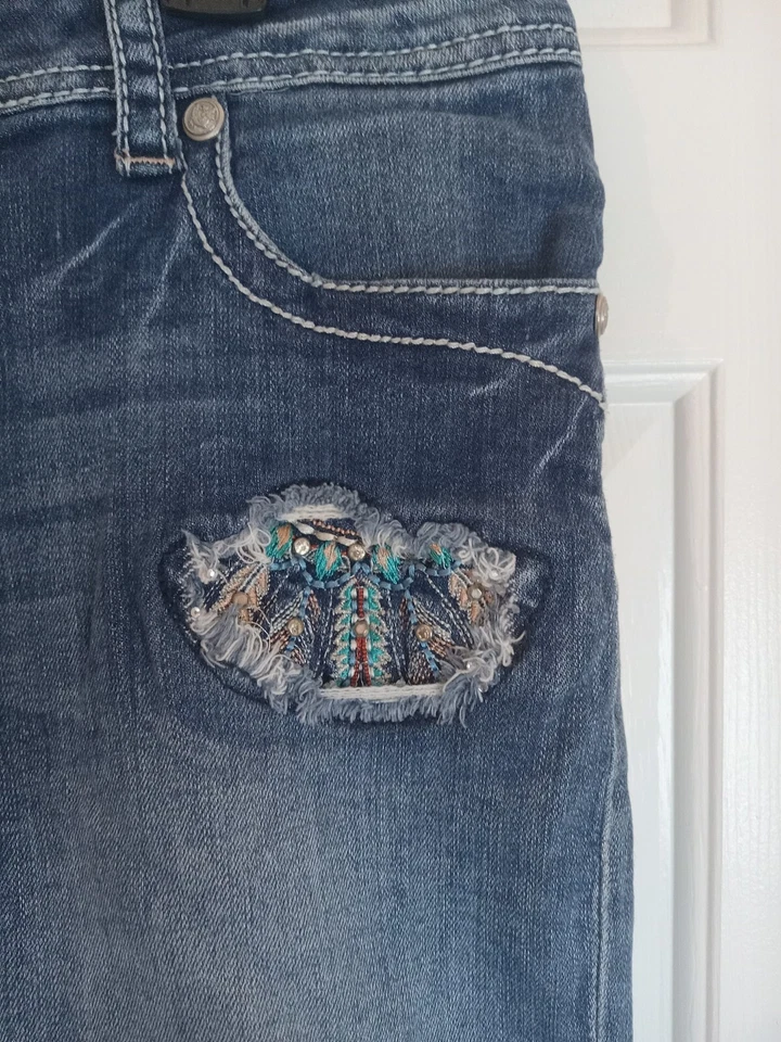 Pantalones cortos de mezclilla GRACE in LA Cutoff de 6” plumas bordadas estrás desgastados 31 Foto 2 de 4