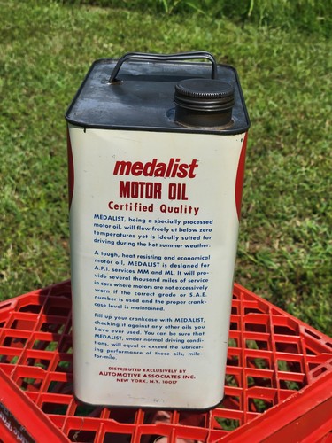 Vintage Medalist Automotive Associates 2 Gallon Motor Oil Can New York NY Garage - Picture 4 of 12